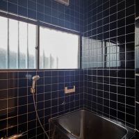 さいたま市浦和区元町の賃貸物件/お風呂はシックにブラックのタイル。でも床はハニカムタイルで遊び心もあります
