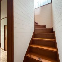 さいたま市浦和区元町の賃貸物件/木の踏み板が良い階段。窓があるから明るいです