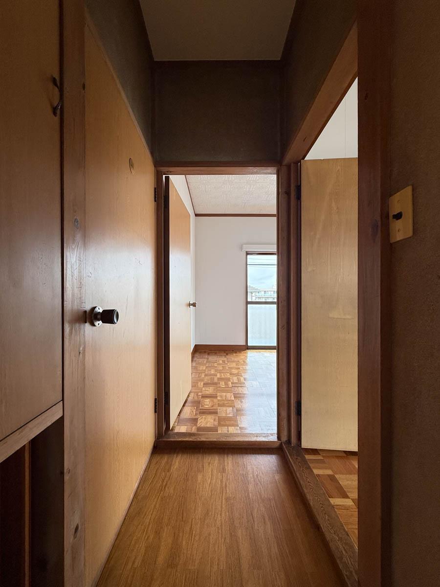 さいたま市浦和区元町の賃貸物件/2階に上がったところの風景。部屋が3つに分かれています