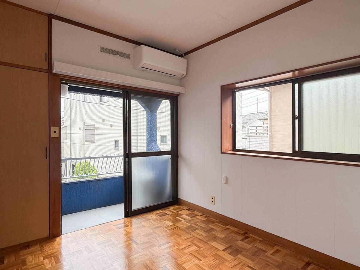 さいたま市浦和区元町の賃貸物件/南西側の洋室。ベランダに見えるブルーが良いです