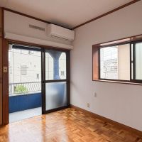 さいたま市浦和区元町の賃貸物件/南西側の洋室。ベランダに見えるブルーが良いです