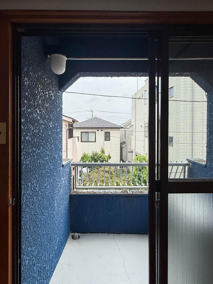 さいたま市浦和区元町の賃貸物件/外壁に囲われた形が特徴的なベランダ。壁面のライトも含め絵になります