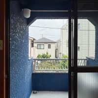 さいたま市浦和区元町の賃貸物件/外壁に囲われた形が特徴的なベランダ。壁面のライトも含め絵になります