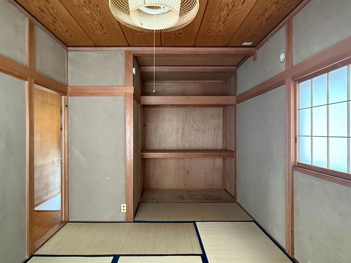 さいたま市浦和区元町の賃貸物件/反対のアングル。押入れは収納としてもいいですが、扉がないのでディスプレイスペースにしても