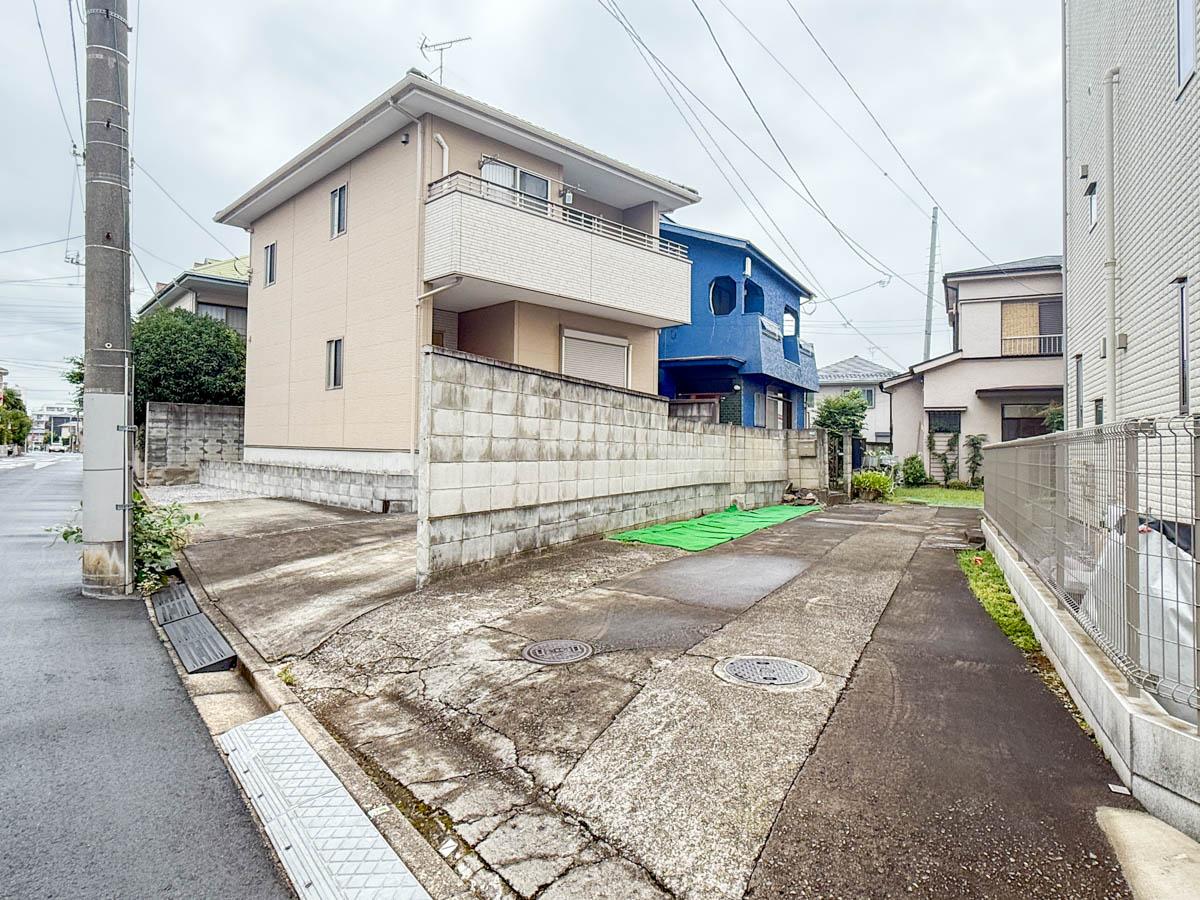 さいたま市浦和区元町の賃貸物件/通りからチラ見えする鮮やかなブルーの戸建。建物前の部分は私道ですが、荷物の搬入などで一時停車することは可能
