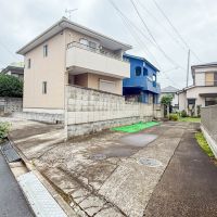 さいたま市浦和区元町の賃貸物件/通りからチラ見えする鮮やかなブルーの戸建。建物前の部分は私道ですが、荷物の搬入などで一時停車することは可能
