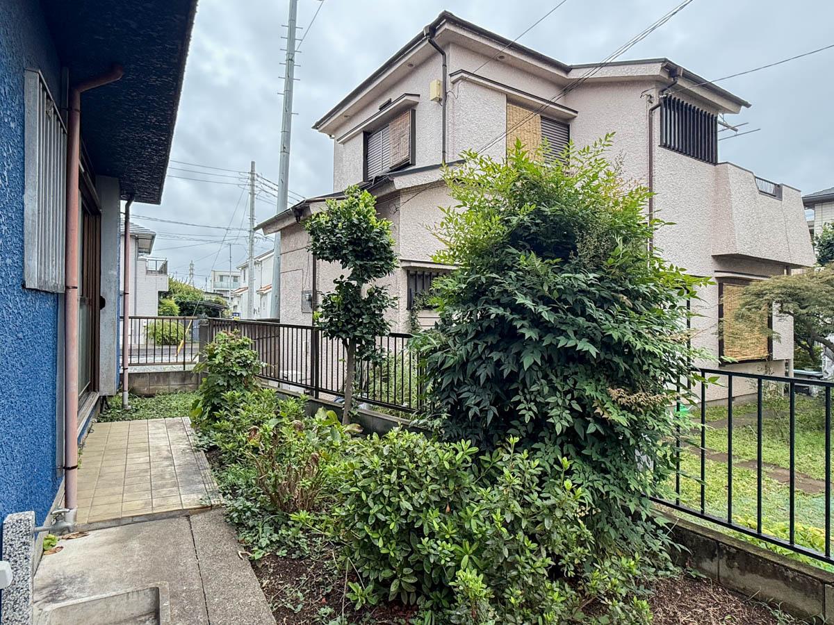 さいたま市浦和区元町の賃貸物件/庭を別角度から。水栓やタイルの床も使いやすそうです