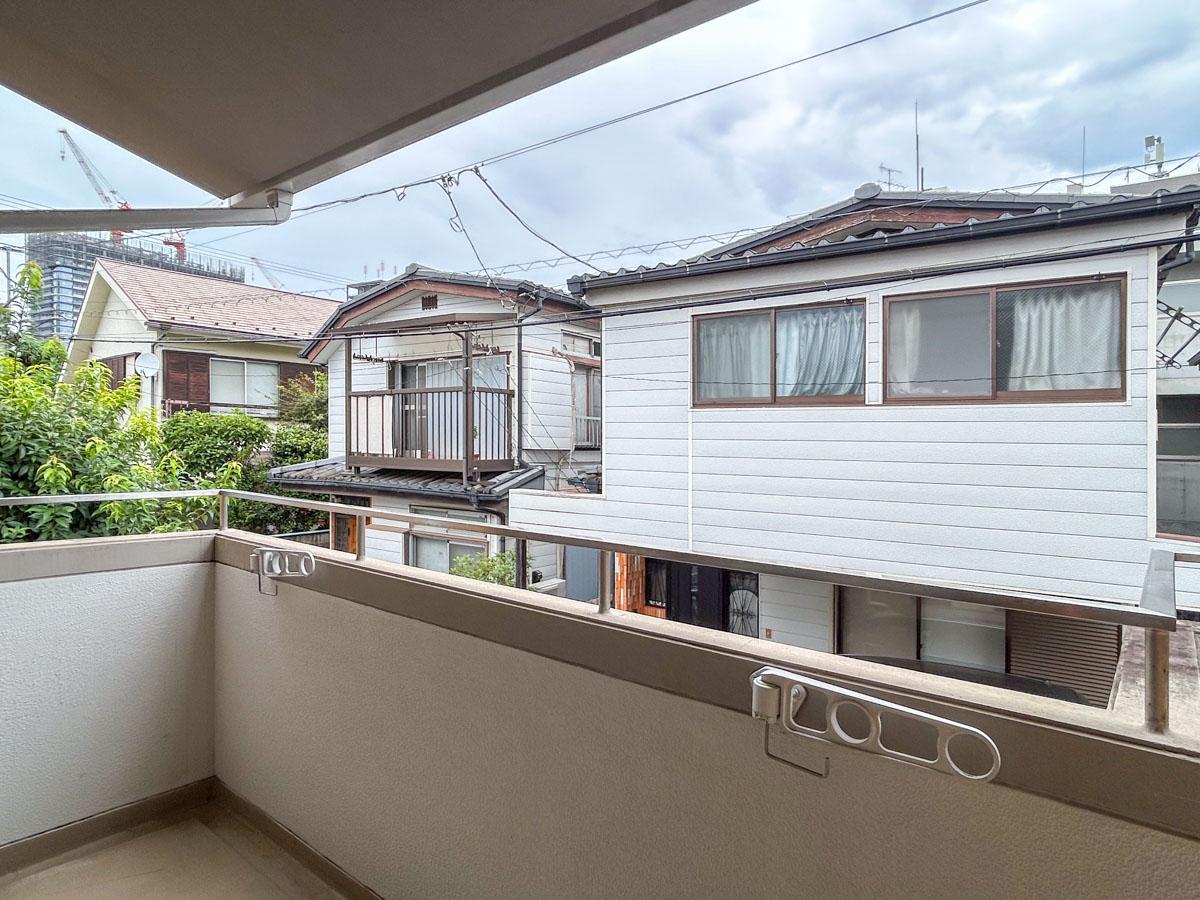 杉並区高円寺南の賃貸物件/ベランダからの景色。道路を挟んだ正面に建物があります
