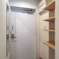 杉並区高円寺南の賃貸物件/玄関。姿見や可動棚が付いています