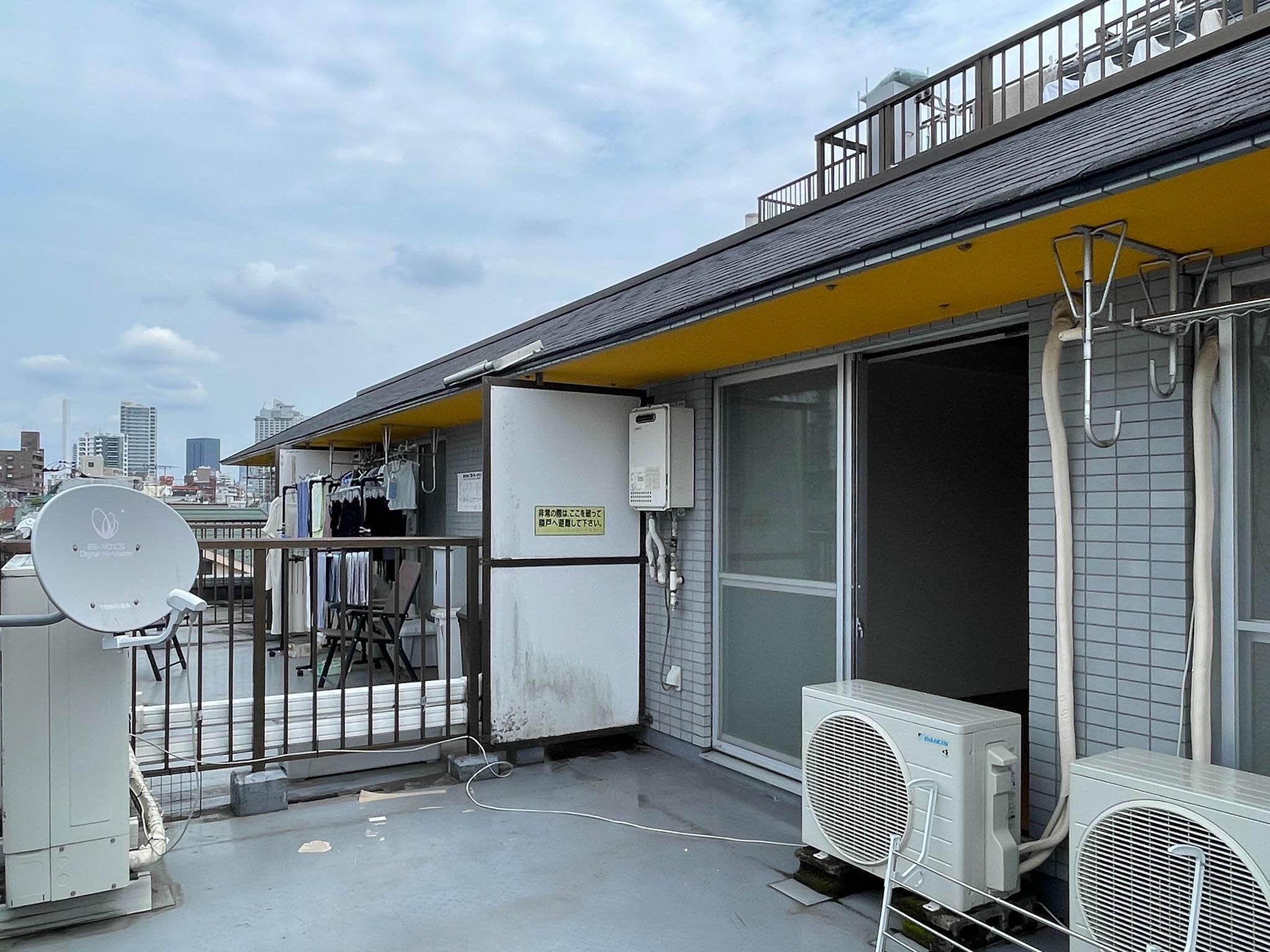 豊島区千早の賃貸物件/隣の区画にもルーフバルコニーはあります。たまに視線が合いそう