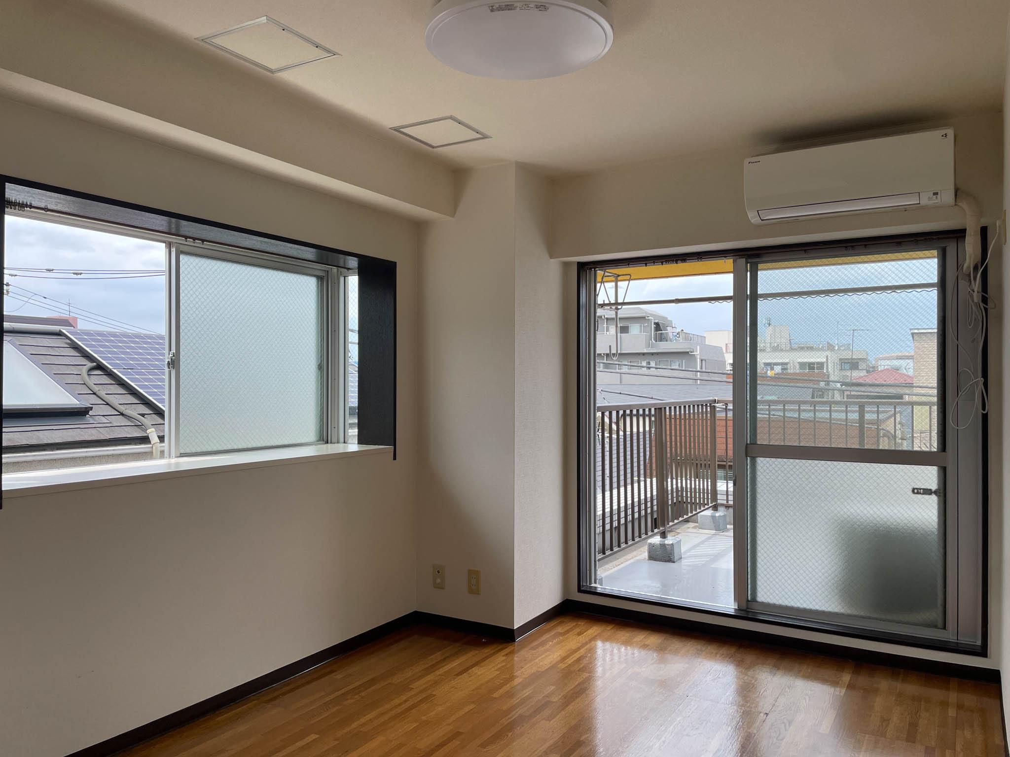 豊島区千早の賃貸物件/1つ目の洋室は角部屋で窓が2つ。明るくも眩しい日差しが入ってこないのがいいところ