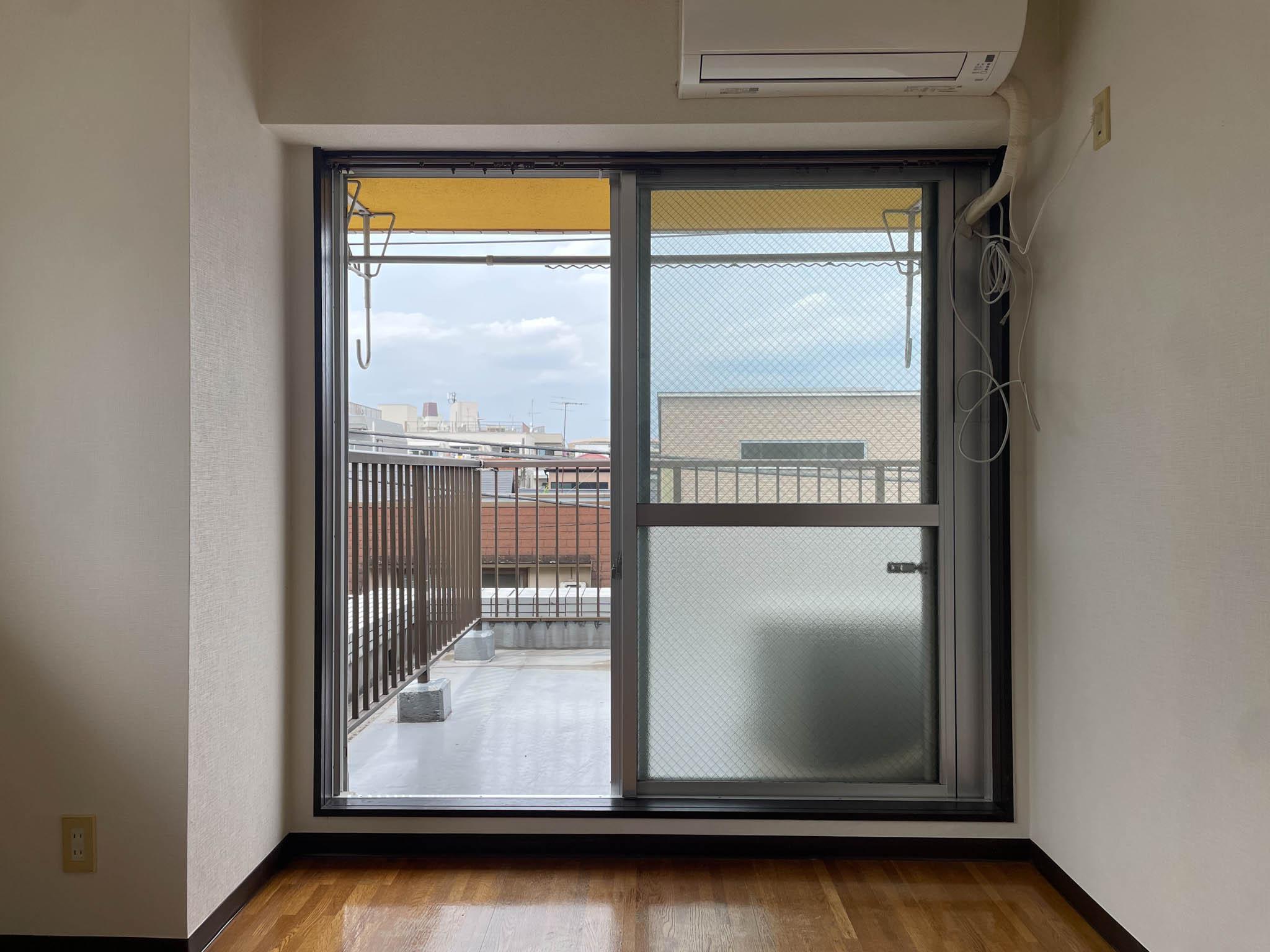 豊島区千早の賃貸物件/ルーフバルコニーもすぐそこ。物干しは吊り下げ型です