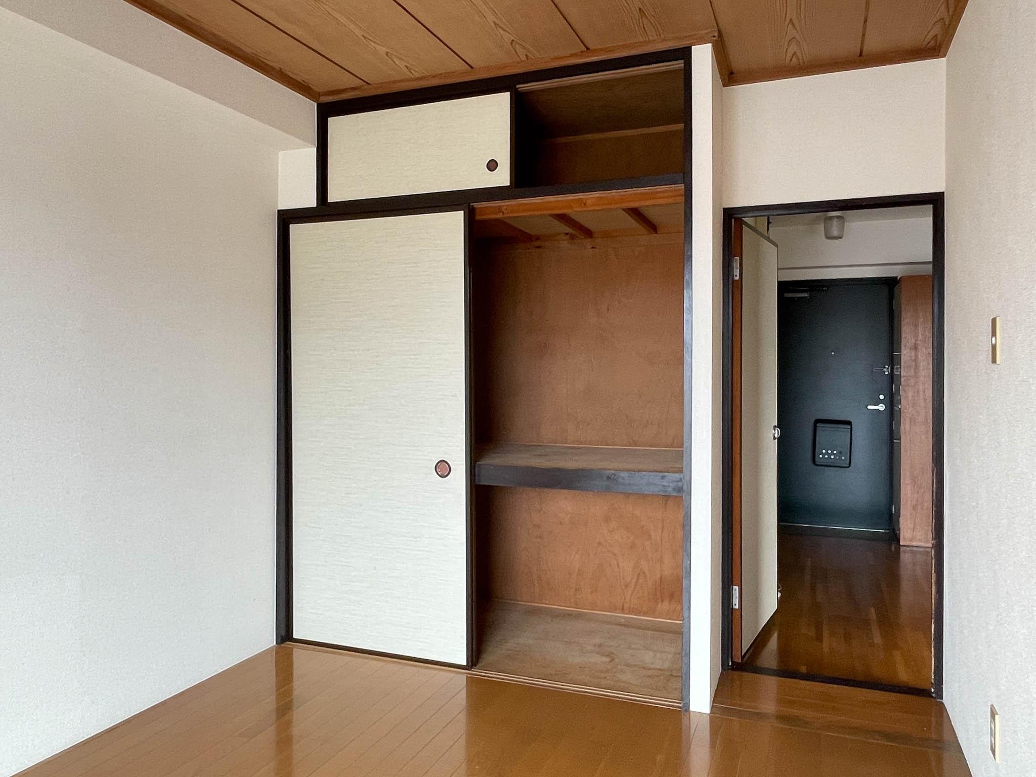 豊島区千早の賃貸物件/収納は押入れ。これだけでは少し足りない気がします