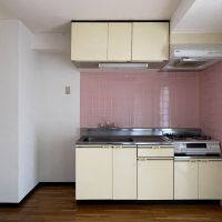 豊島区千早の賃貸物件/ピンクタイルにクリーム色のレトロなキッチンスペース