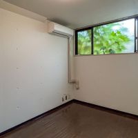 杉並区善福寺の賃貸物件/北側の洋室。こちらの窓にも緑がちらり