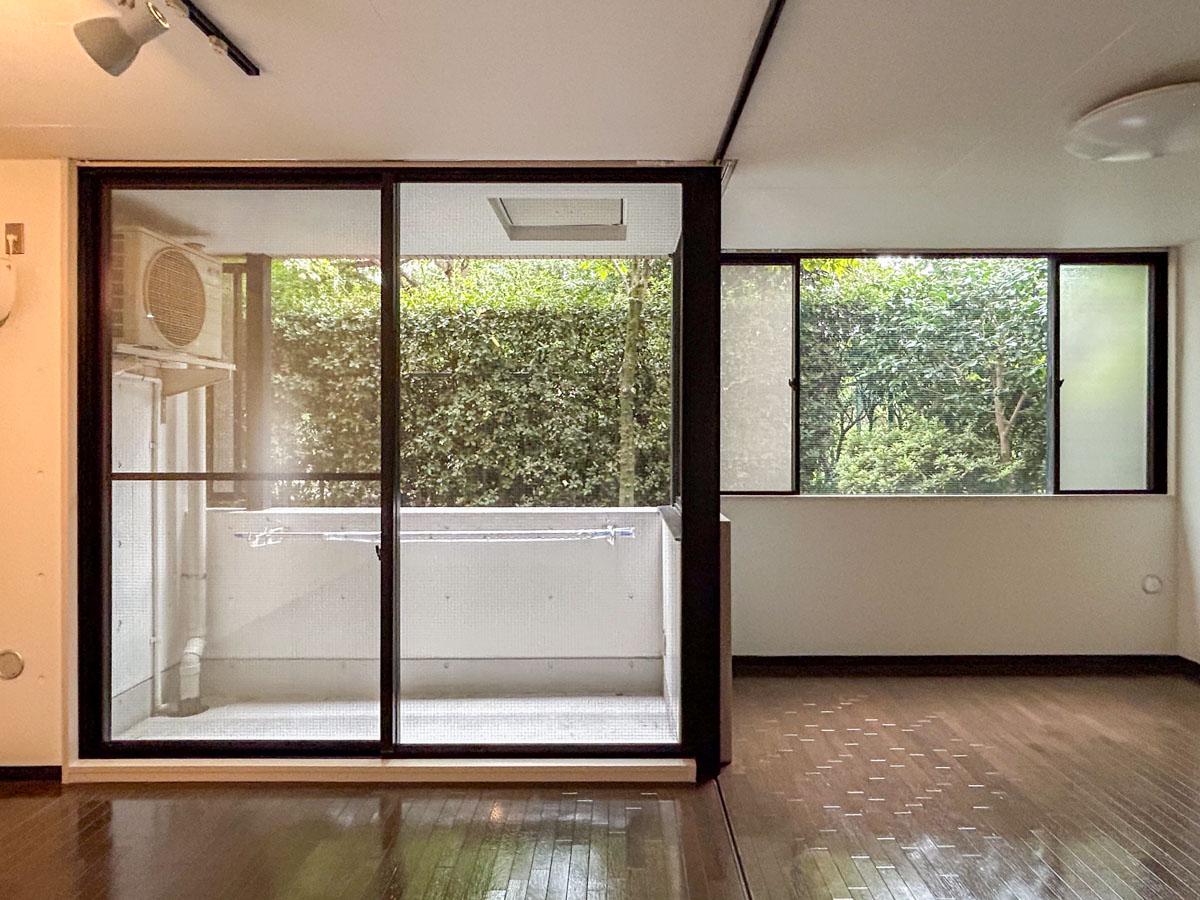 杉並区善福寺の賃貸物件/部屋に入ると広がる、窓いっぱいの緑！