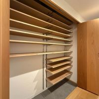 品川区西品川の賃貸物件/折戸を開けると、大きな靴箱。棚板の高さも調整でき、荷物に合わせてジャストに使える