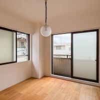 品川区西品川の賃貸物件/寝室。二面窓で風通しもよい。窓ガラスは曇りシートが貼られています