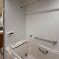 品川区西品川の賃貸物件/浴槽は肩の位置からお湯がでてくる仕様で、なんか豪華