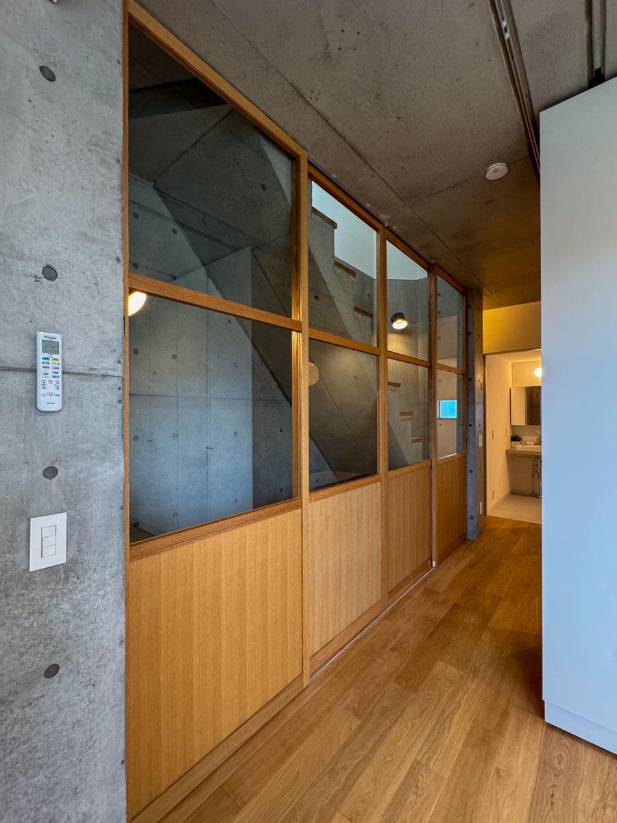 杉並区西荻北の賃貸物件/Aタイプ：階段室との間には雰囲気の良い木製の建具