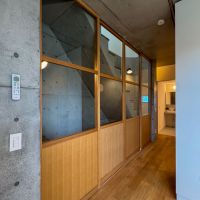 杉並区西荻北の賃貸物件/Aタイプ：階段室との間には雰囲気の良い木製の建具