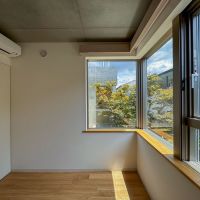 杉並区西荻北の賃貸物件/Eタイプ：2階5.3畳の洋室。コーナー窓のおかげで開放感がある