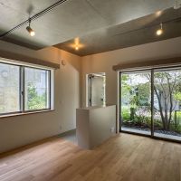 杉並区西荻北の賃貸物件/Dタイプ：Dタイプのリビングは南側に窓がない分、2面に窓があるのが特徴的