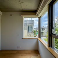 杉並区西荻北の賃貸物件/Dタイプ：5.3畳の洋室には開放的なコーナー窓