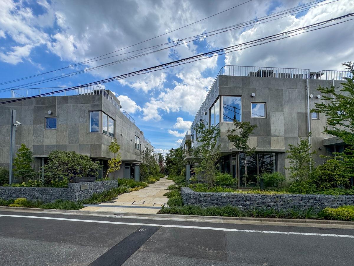 杉並区西荻北の賃貸物件/おだやかな住宅街に立つ集合住宅。一番手前の区画はまだ業種は未定であるものの、店舗兼住宅として使われる予定。どんな店になるのか楽しみ