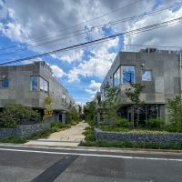 杉並区西荻北の賃貸物件/おだやかな住宅街に立つ集合住宅。一番手前の区画はまだ業種は未定であるものの、店舗兼住宅として使われる予定。どんな店になるのか楽しみ