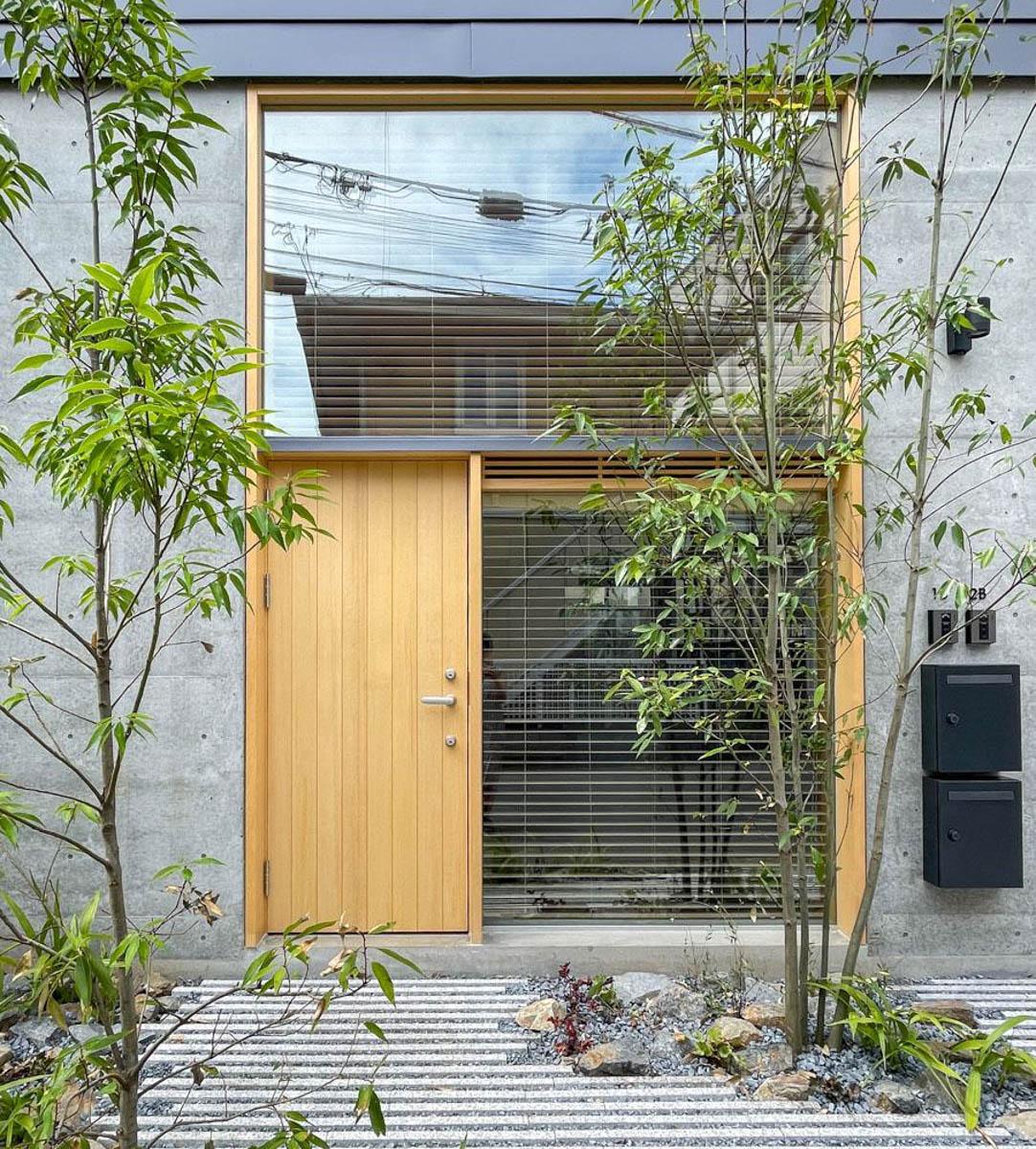 板橋区清水町の賃貸物件/玄関前の植栽も素敵な雰囲気