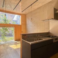 板橋区清水町の賃貸物件/キッチンとダイニング、そして玄関。ちなみにガラス窓にはウッドブラインドがついているので、角度を調整すれば外の視線も気にならないかと