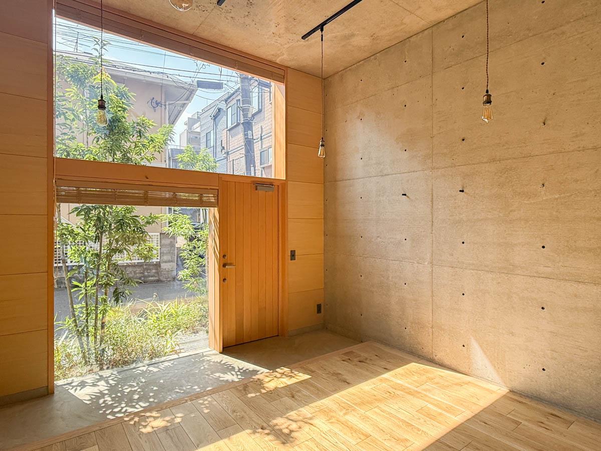 板橋区清水町の賃貸物件/大きな窓と高い天井がまるでギャラリーを思わせる豊かな空間