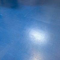 世田谷区経堂の賃貸物件/水回りの床はコバルトブルー。近くで見ると、ほのかに筆のようなテクスチャが。