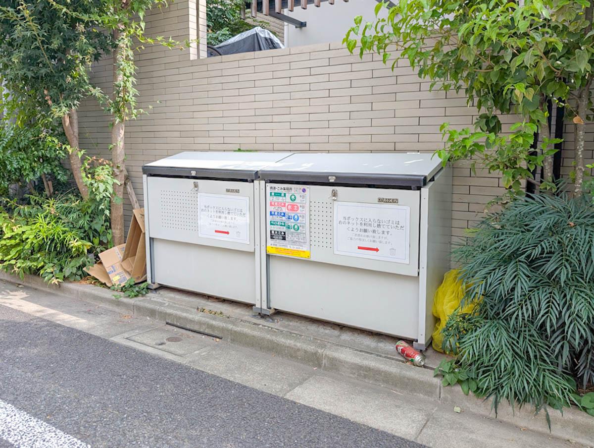 世田谷区経堂の賃貸物件/24時間ゴミ出しできるボックスは門の外にあります。