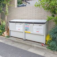 世田谷区経堂の賃貸物件/24時間ゴミ出しできるボックスは門の外にあります。
