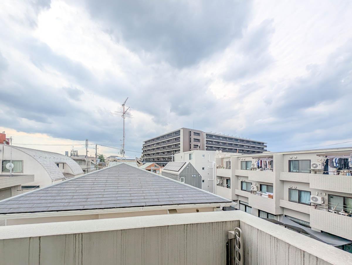 世田谷区経堂の賃貸物件/バルコニーから見える風景。青空も夕焼けもきれいに見えそう。