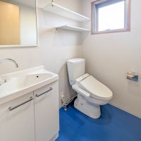 世田谷区経堂の賃貸物件/2階にある洗面所とトイレ。1階にも洗面所があるので2人で暮らしでもストレスなく身支度できそう。