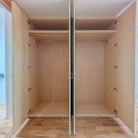 世田谷区経堂の賃貸物件/キッチンの向かいには収納力たっぷりのクローゼットが2つ。