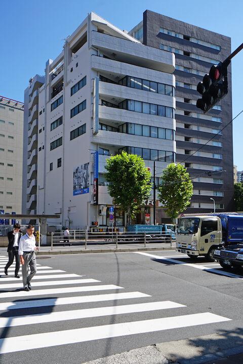 外観はよくあるビル。室内とのギャップが個人的には好き。