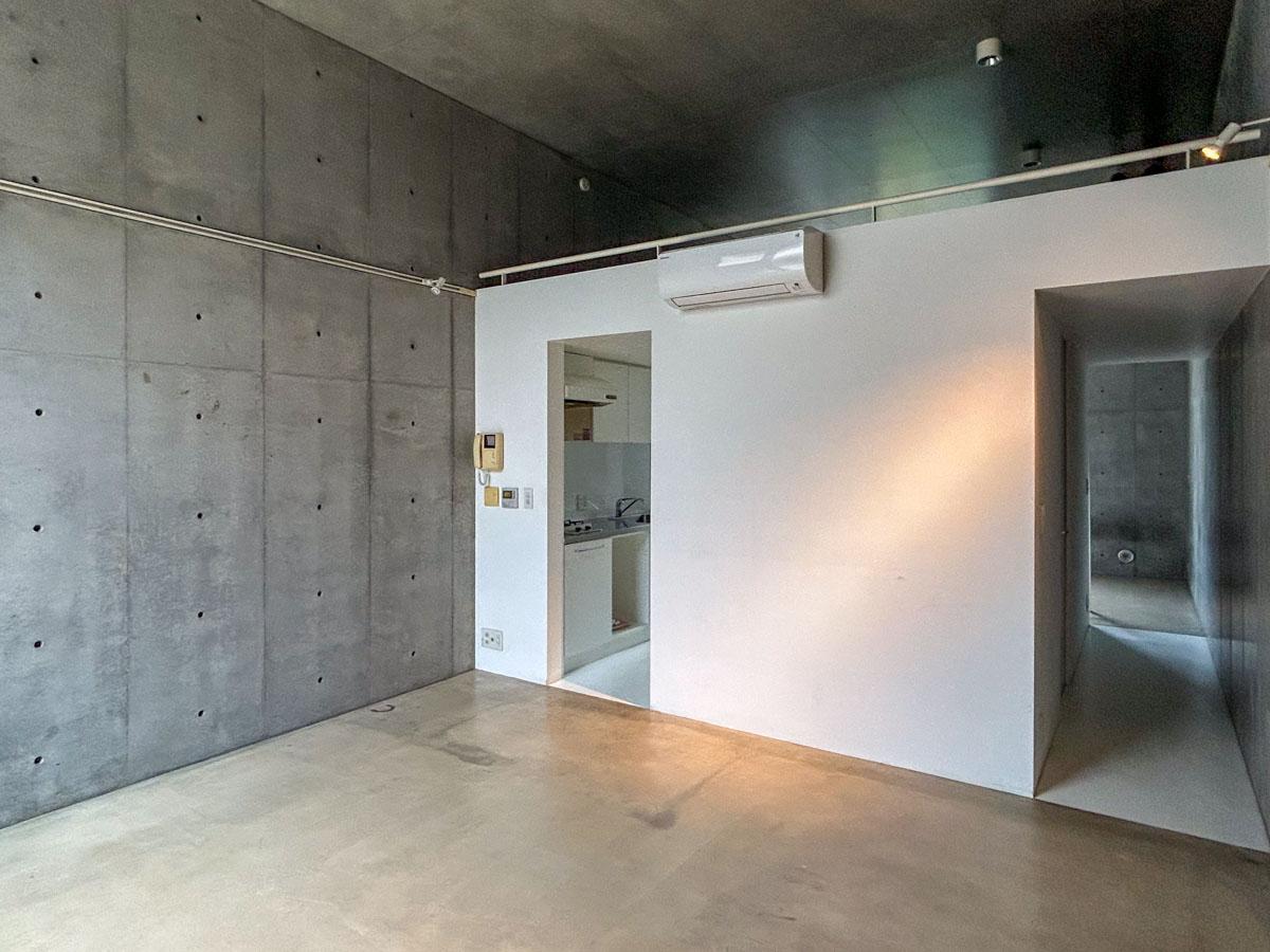 中野区新井の賃貸物件/水回りが収まる白いハコ。ふたつの通路とロフトで、南北の空間はつながっています