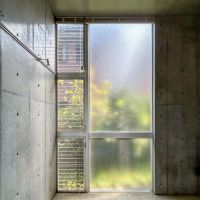 中野区新井の賃貸物件/南側のスペースに行くと、すりガラス越しに植栽の緑が見えます