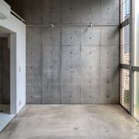 中野区新井の賃貸物件/壁面に取り付けられたライティングレール。自分好みの照明器具が使えます