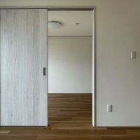 杉並区高円寺北の賃貸物件/洋室との間は引き戸で区切られています