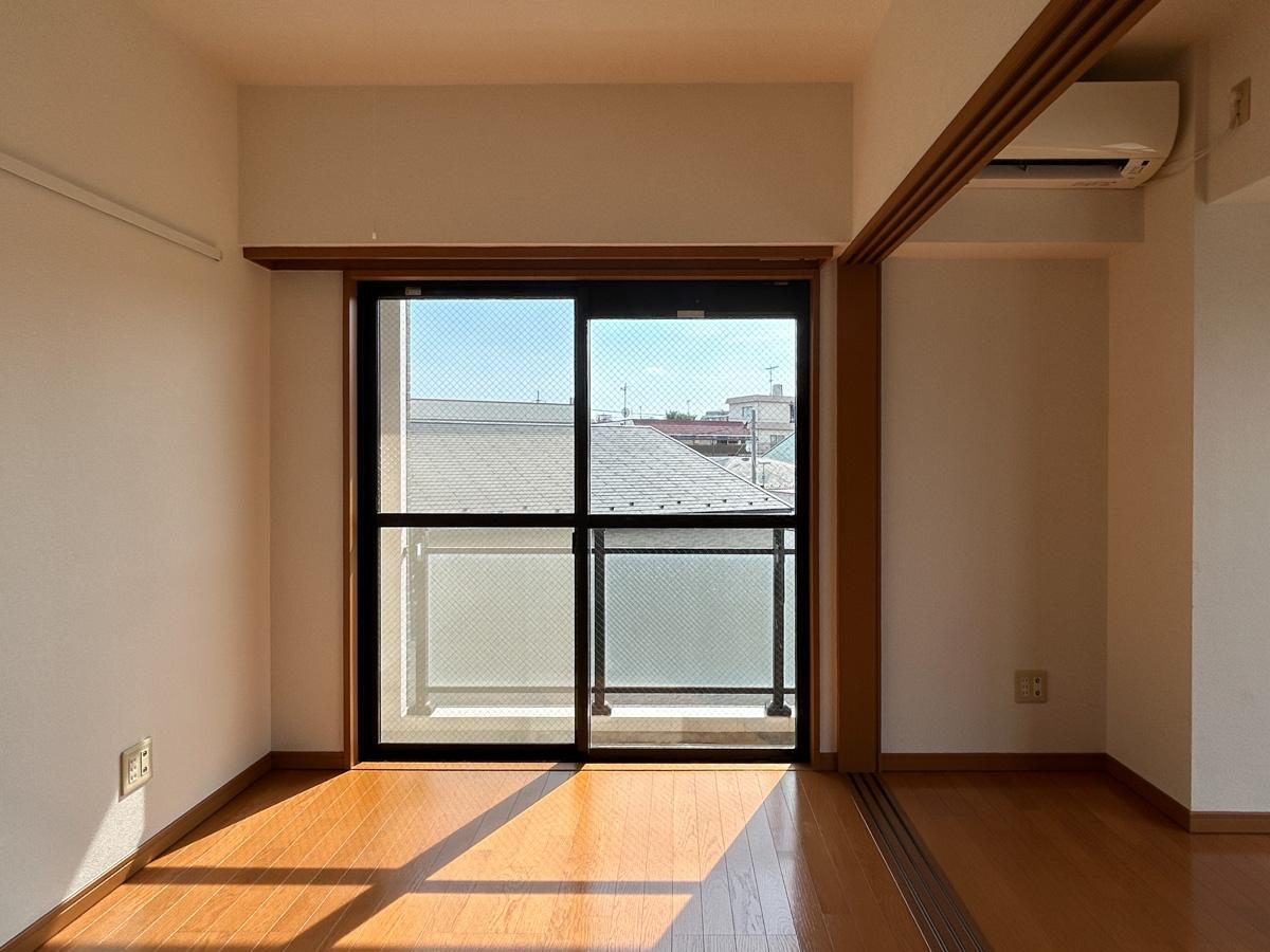 大田区南雪谷の賃貸物件/リビング別角度から。窓側にはコンパクトなベランダがあります。