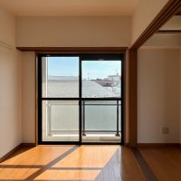 大田区南雪谷の賃貸物件/リビング別角度から。窓側にはコンパクトなベランダがあります。