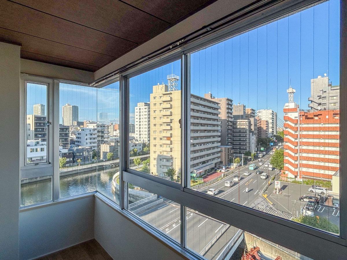 江東区冬木の賃貸物件/コーナー窓から見えるのは、道路と川が交差した景色。窓を閉めていても、走行音は多少聞こえます
