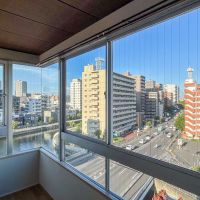 江東区冬木の賃貸物件/コーナー窓から見えるのは、道路と川が交差した景色。窓を閉めていても、走行音は多少聞こえます