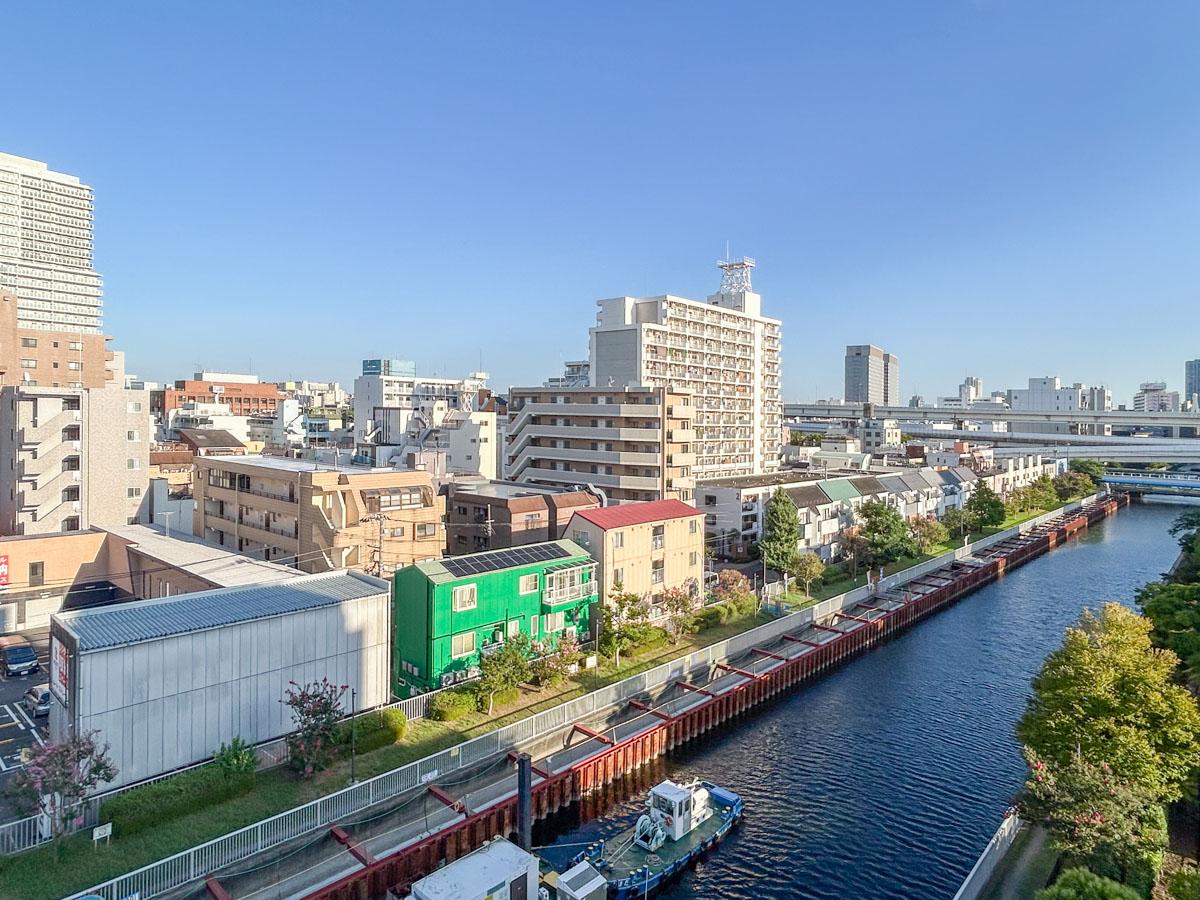 江東区冬木の賃貸物件/窓からゆったりと流れる平久川が見えます