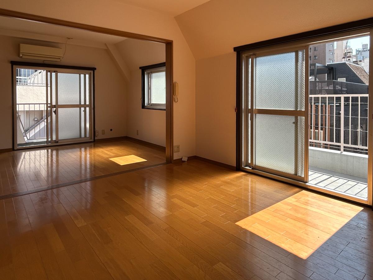 渋谷区幡ヶ谷の賃貸物件/リビング別角度から。窓はすべてすりガラスです。